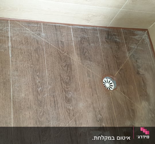 רצפת עץ עם ניקוז, סימני שיפוץ ולכלוך